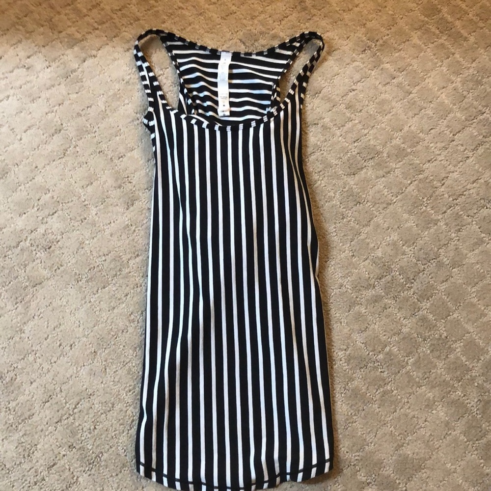 Lululemon black and white top